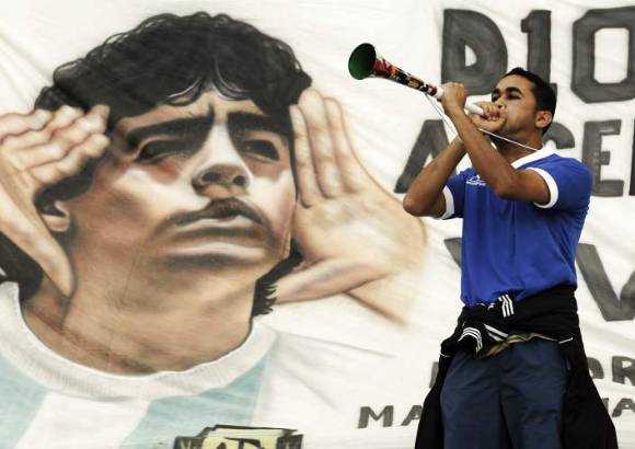 AP - De poco sirvió el apoyo de los miles de hinchas argentinos, pues su seleccionado quedó eliminado tras perder por cuatro goles a cero en los cuartos de final del campeonato.