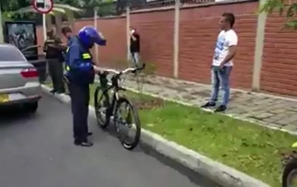 En el operativo participaron agentes del Tránsito de Medellín y de la Policía. FOTO CAPTURA DE VIDEO