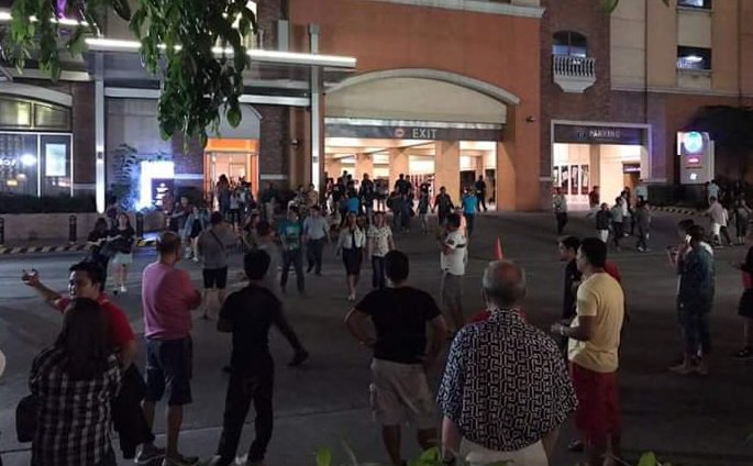 Las autoridades ordenaron la evacuación del hotel. FOTO: TOMADA DE @LANCELOT_XBAL