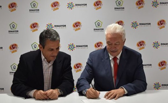 Fernando Jaramillo, vicepresidente de Asuntos Corporativos de Bavaria y Jorge Perdomo, presidente de la Dimayor durante la firma del convenio. FOTO TOMADA DE DIMAYOR