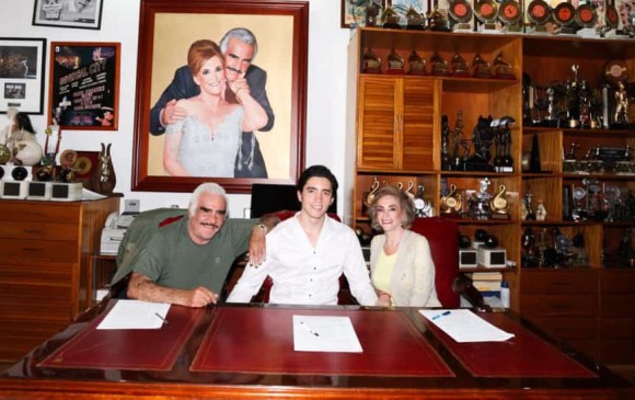Alex Fernández con sus abuelos, Vicente y María. FOTO Cortesía Sony Music