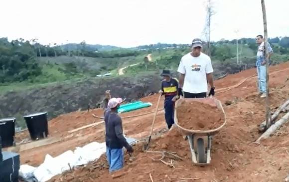 Los guerrilleros ayudan a la construcción de las instalaciones donde iniciarán su paso a la vida civil. FOTO CORTESÍA