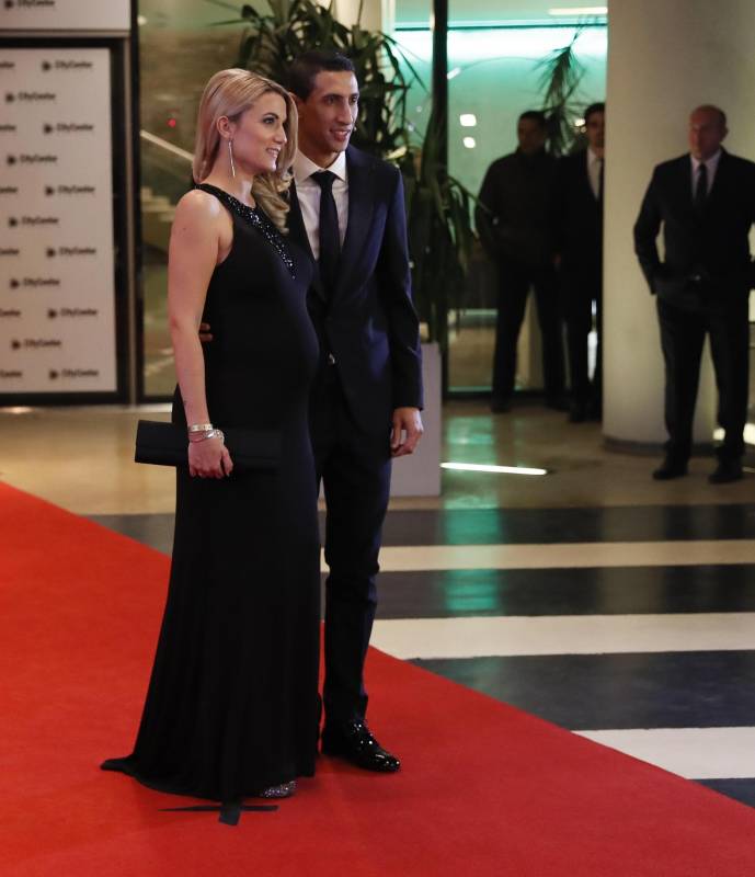 El jugador argentino Angel Di Maria (d), y su esposa, Jorgelina Cardoso (i). FOTO EFE