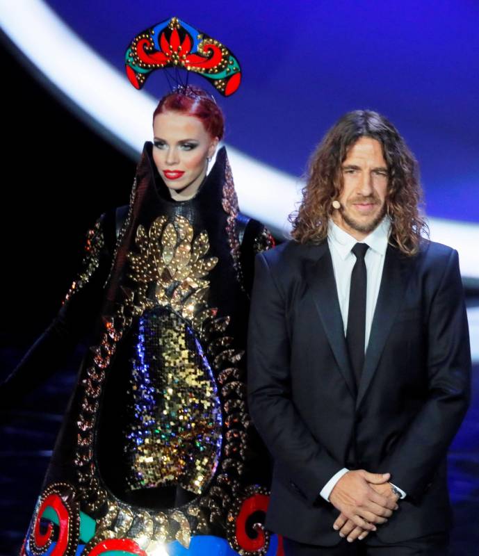 Carles Puyol, campeón del mundo con la Selección de España, fue uno de los encargados de sacar las balotas de los bombos. FOTO EFE