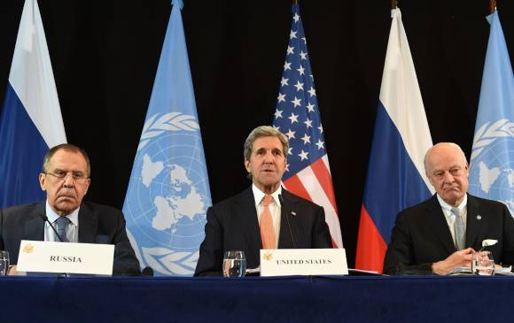Los jefes de la diplomacia rusa y de E.U, Lavrov (Izq.) y Kerry (Cen.), durante el anuncio. FOTO afp