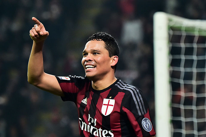 Carlos Bacca dejaría al club ‘rossonero’ por un equipo que dispute la Liga de Campeones. FOTO AFP