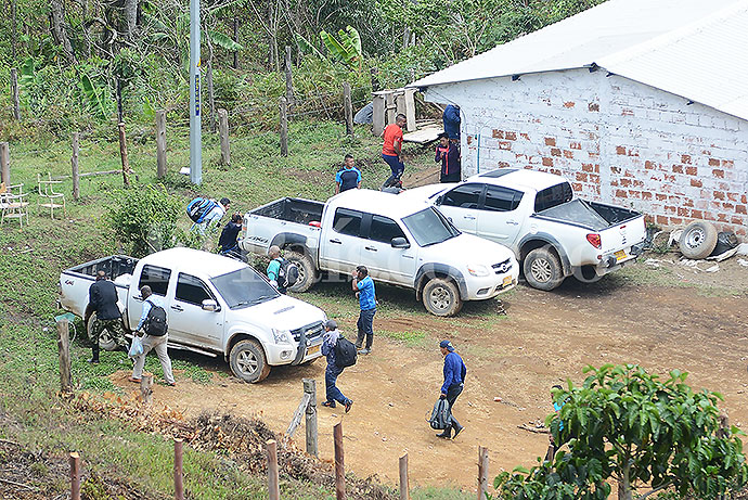 Una de las camionetas en la que los negociadores de las Farc se están movilizando en el Cauca para hacer pedagogía por la paz sería robada. FOTO COLPRENSA