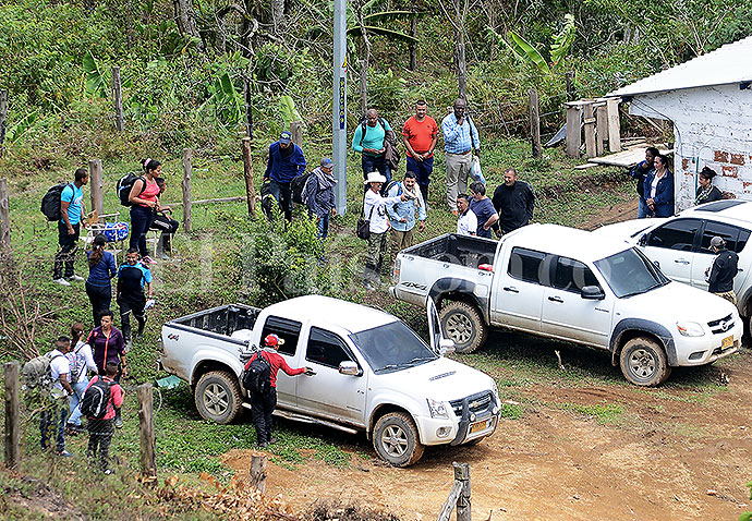 Una de las camionetas en la que los negociadores de las Farc se están movilizando en el Cauca para hacer pedagogía por la paz sería robada. FOTO COLPRENSA