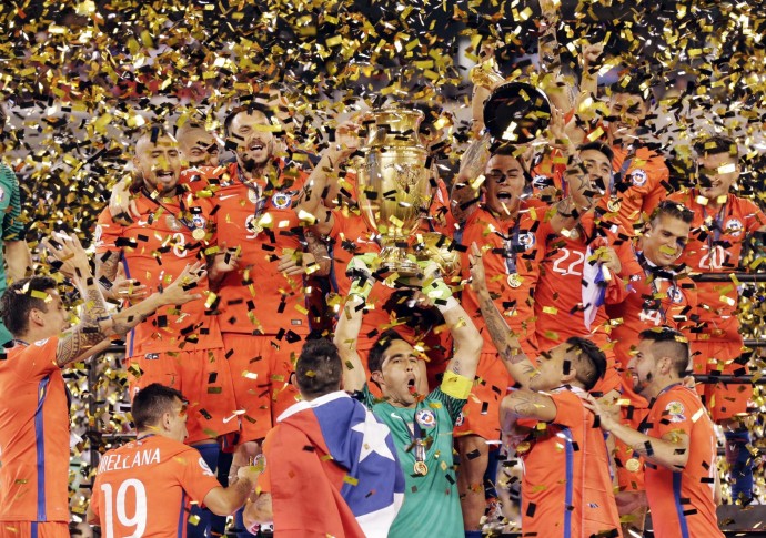 La selección chilena de fútbol derrotó el domingo por penales a Argentina para quedarse con la Copa América Centenario, su segundo título continental consecutivo tras el conquistado el año pasado, también ante la “albiceleste” y a través de la misma definición.