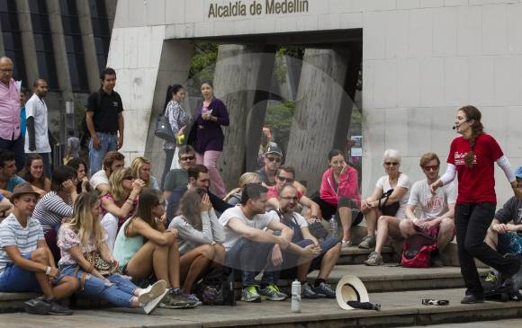 En la imagen un grupo de turistas recibe información de la ciudad en inglés. FOTO Jaime Pérez