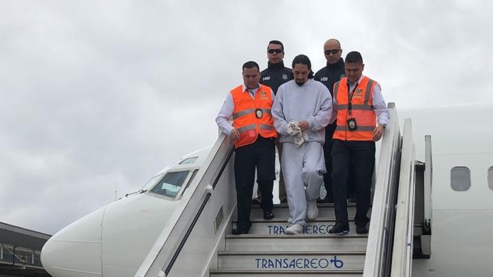 El grupo de abogados World Legal Corporation, que ha defendido a Murcia Guzmán, no entregó declaraciones sobre su caso. En la foto aparece ayer a su llegada a Colombia. FOTO Migración
