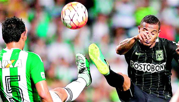 Macnelly Torres en una de las acciones del partido de ida ante Coritiba. FOTO reuters