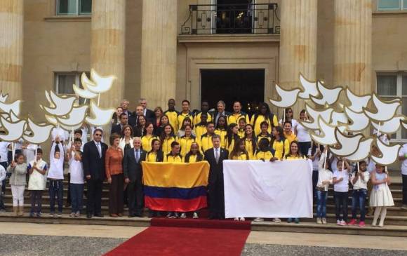 El Gobierno presentó este miércoles un sello postal dedicado a la paz con motivo de la participación de Colombia en los Olímpicos de Río. FOTO Cortesía Presidencia de la República