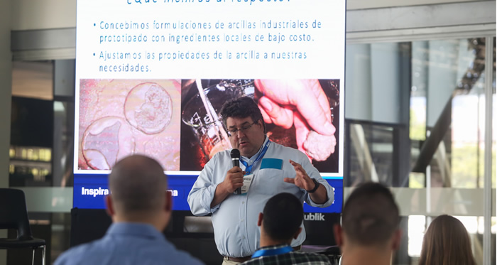 En la imagen el profesor Diego Acosta de Eafit, uno de los desarrollares del proceso patentado por la SIC. Foto: Cortesía Eafit.