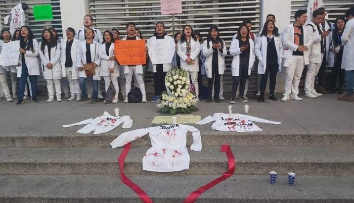 #Niunabatamenos, protesta universitaria contra la muerte de los jóvenes estudiantes de Medicina, dos de ellos colombianos.TWITTER