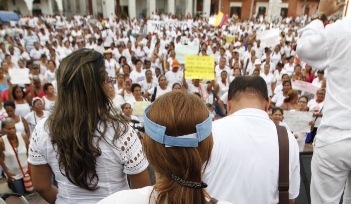Por lo menos un millar de creyentes de distintas religiones oraron el pasado martes arrodillados frente a la alcaldía de Cartagena. FOTO COLPRENSA