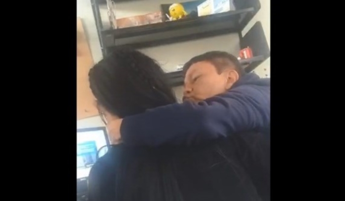 Captura del video que muestra al profesor intentado darle un beso a Lizeth Sanabria. 