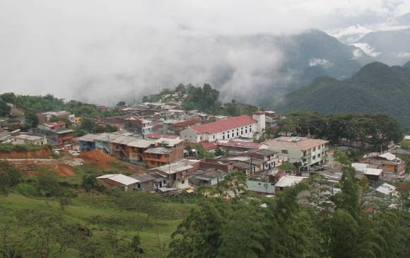 Vendaval en San Francisco (Antioquia) dejó dos personas lesionadas y daños materiales por 55 millones de pesos. FOTO ROBINSON SÁENZ