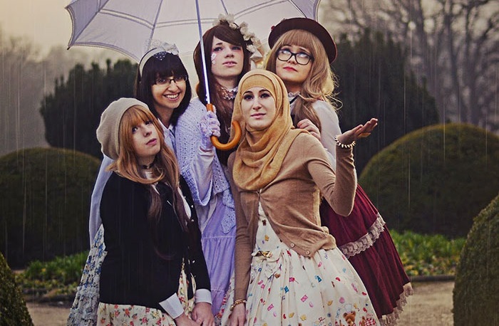 Las fans musulmanas de la moda japonesa harajuku comenzaron a usar estas vestimentas de niñas dulces junto a los hijabs. 