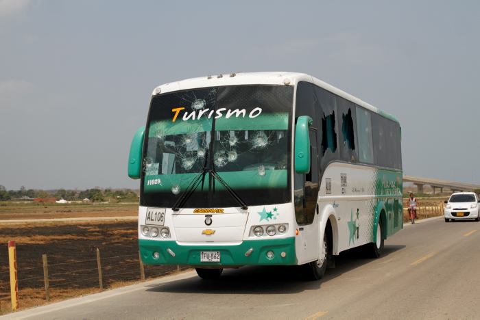 Un bus de turismo fue apedreado en medio de las manifestaciones en Santa Ana. Las autoridades desviaron varios vehículos para evitar ataques similares. FOTO COLPRENSA