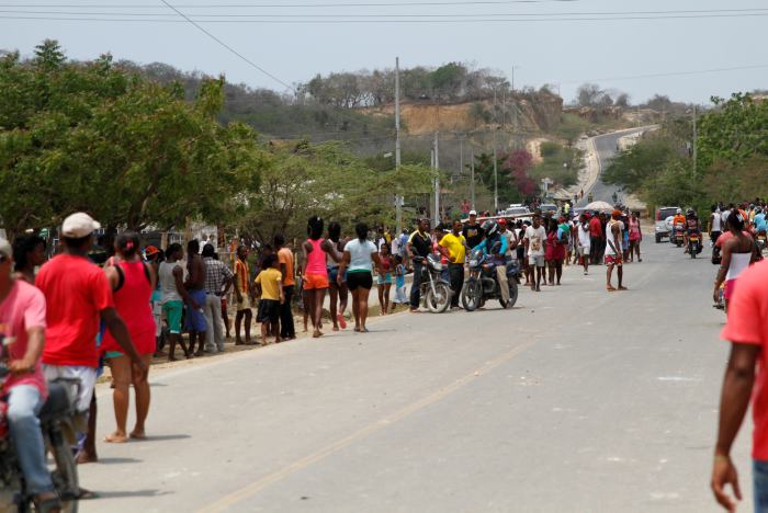 Más de 200 personas hicieron parte de la protesta. Exigían mejores condiciones laborales a las directivas del hotel Royal Decameron Barú. FOTO COLPRENSA