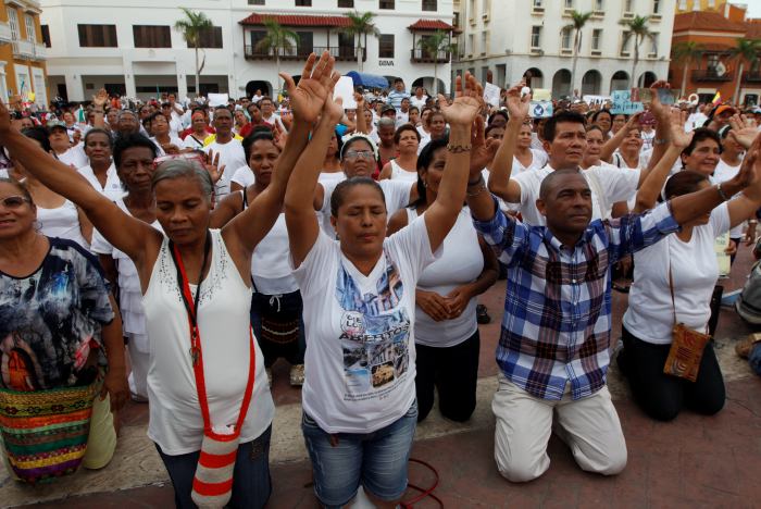 Por lo menos un millar de creyentes de distintas religiones oraron el pasado martes arrodillados frente a la alcaldía de Cartagena. FOTO COLPRENSA