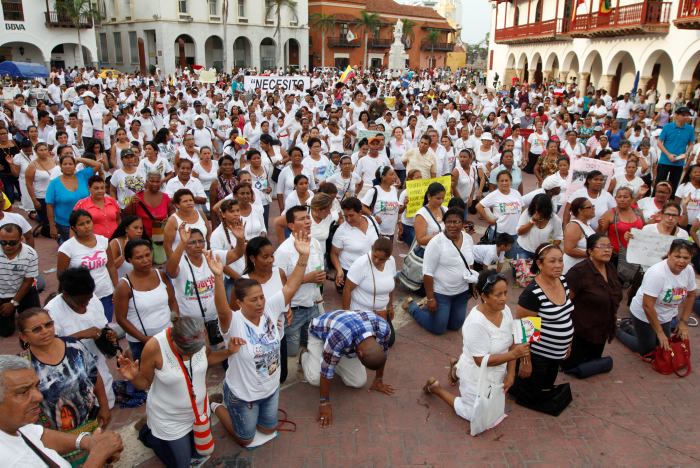Por lo menos un millar de creyentes de distintas religiones oraron el pasado martes arrodillados frente a la alcaldía de Cartagena. FOTO COLPRENSA