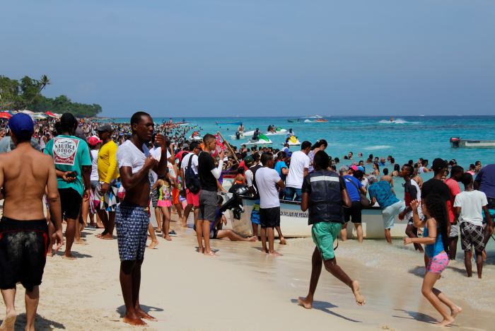 El 5 de enero, el ingreso a Playa Blanca tuvo que suspenderse por exceso de visitantes. FOTO COLPRENSA