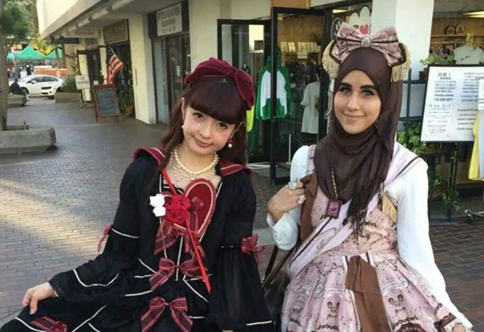 Las fans musulmanas de la moda japonesa harajuku comenzaron a usar estas vestimentas de niñas dulces junto a los hijabs. 