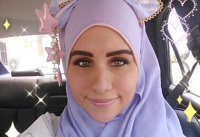 Las fans musulmanas de la moda japonesa harajuku comenzaron a usar estas vestimentas de niñas dulces junto a los hijabs. 