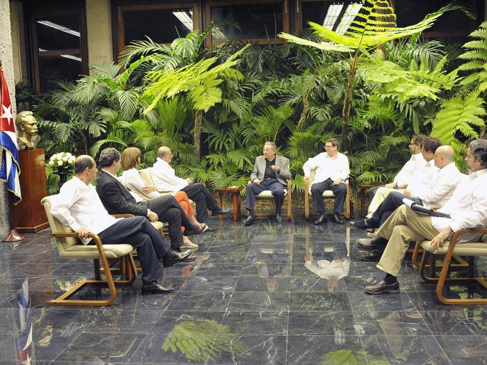 Las delegaciones del Gobierno y las Farc se reunieron con el presidente cubano Raúl Castro en el Palacio de la Revolución. Ambos equipos agradecieron el apoyo de la isla. FOTO Diario Granma.
