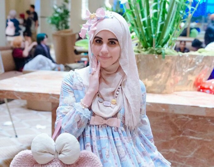 Las fans musulmanas de la moda japonesa harajuku comenzaron a usar estas vestimentas de niñas dulces junto a los hijabs. 