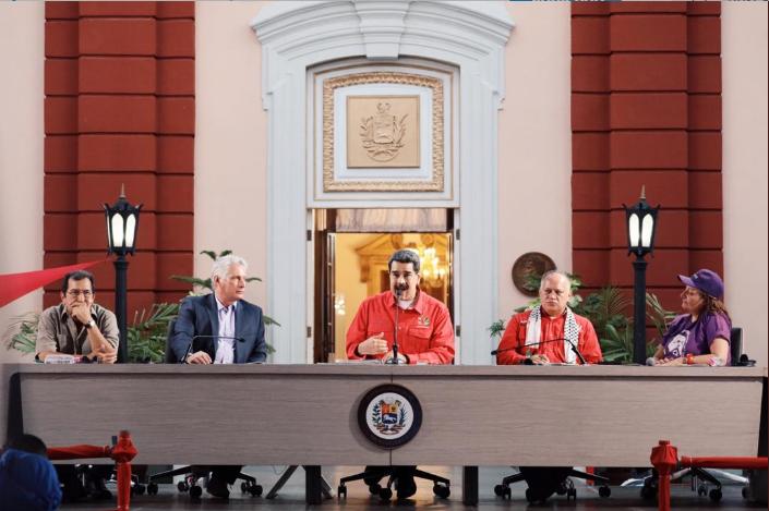 Diosdado Cabello es una de las figuras oficialistas más importantes. En esta imagen acompaña a Nicolás Maduro en un encuentro con autoridades de Cuba. FOTO: Tomada de Twitter @NicolasMaduro