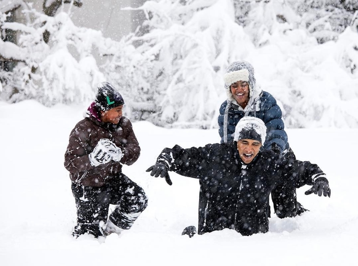 Barack Obama, jugando con sus hijas en la nieve, el día favorito del fotógrafo de la Casa Blanca. FOTO Official White House Photo