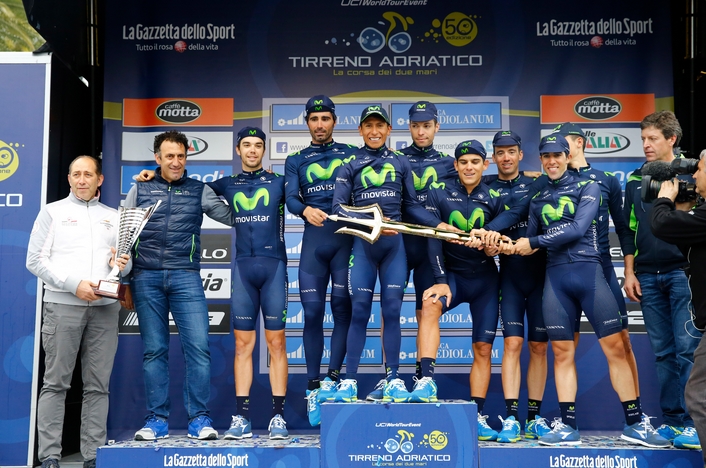 Nairo compartió el tridente de campeón con sus compañeros de equipo. FOTO CORTESÍA MOVISTAR TEAM