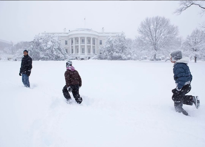 Barack Obama, jugando con sus hijas en la nieve, el día favorito del fotógrafo de la Casa Blanca. FOTO Official White House Photo