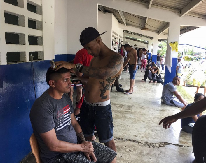 Algunos migrantes se dedicaron al rebusque en Puerto Obaldía, mientras las autoridades panameñas definían la fecha de salida del lugar. FOTO: Julio César Herrera.