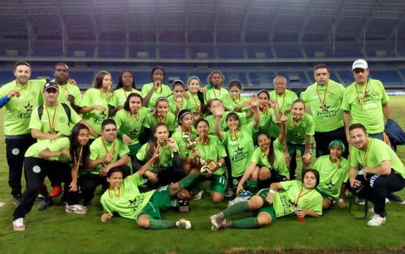 Festejo de las jugadoras de Antioquia tras el exigente juego ante Valle. Foto Cortesía LAF