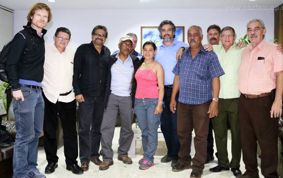Representantes de los países garantes Noruega y Cuba con la delegación de paz de las Farc en la bienvenida a Joaquín Gómez (centro) FOTO ARCHIVO