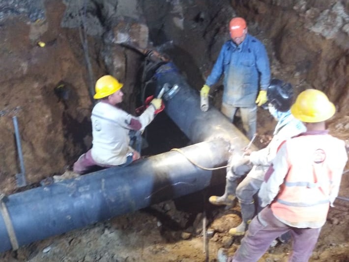 Trabajadores de EPM repararon el daño de una tubería que dejó sin agua a miles de familias en Bello. CORTESÍA EPM