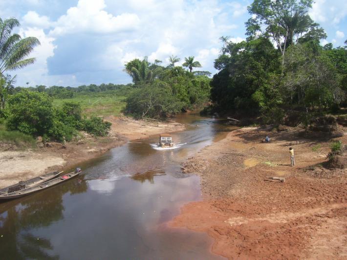 Así atravesaron el río de los cinco colores la Legión Land Rover Colombia en su expedición a Caño Cristales. FOTO legionlandrover.com