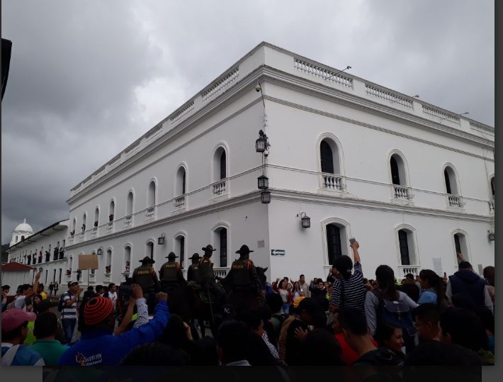 Fuertes disturbios ocurrieron durante un acto de campaña del Álvaro Uribe en Popayán. FOTO: @MariaCo60882739