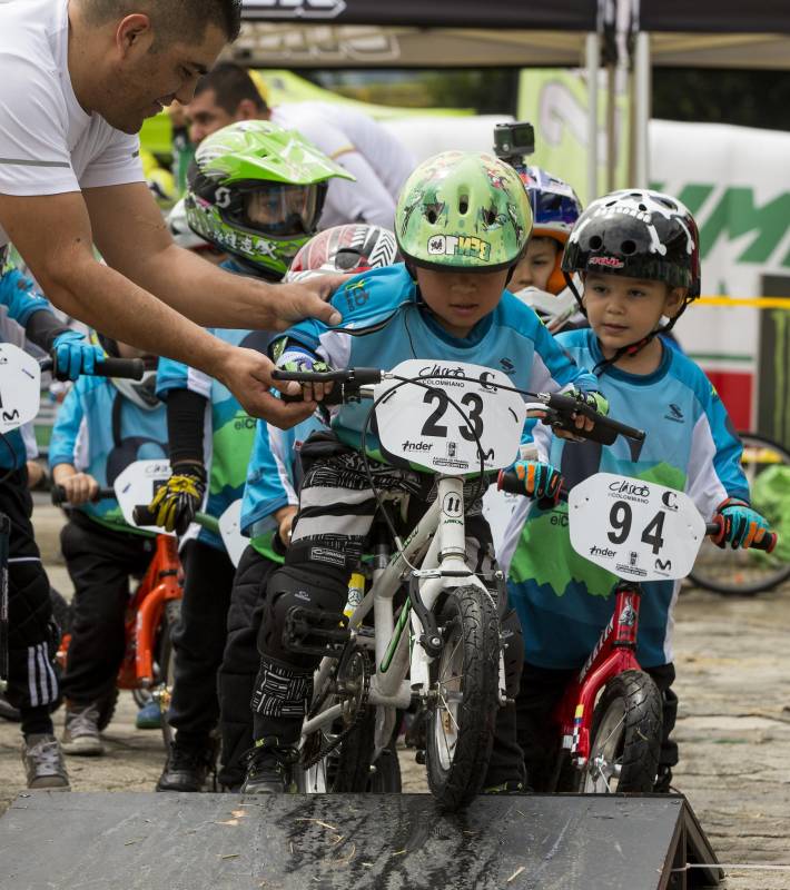 La ternura y la ilusión de los niños se tomó la competencia de push bike del Clásico EL COLOMBIANO. Todos encantaron con su risa y alegría al público asistente. FOTO JAIME PÉREZ