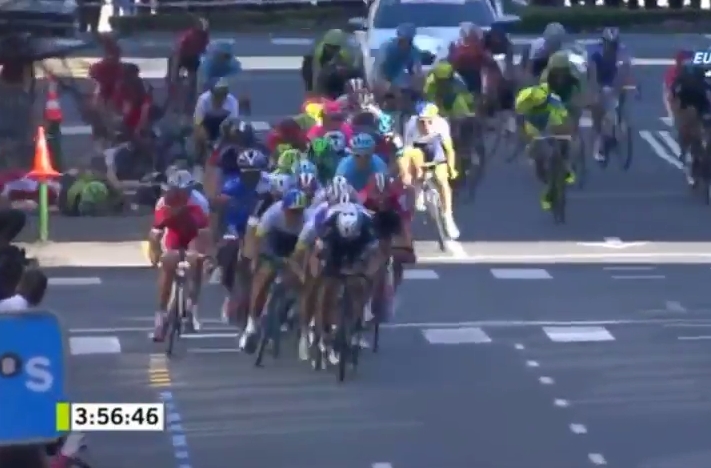 Así fue el accidentado final de etapa en la Vuelta al País Vasco