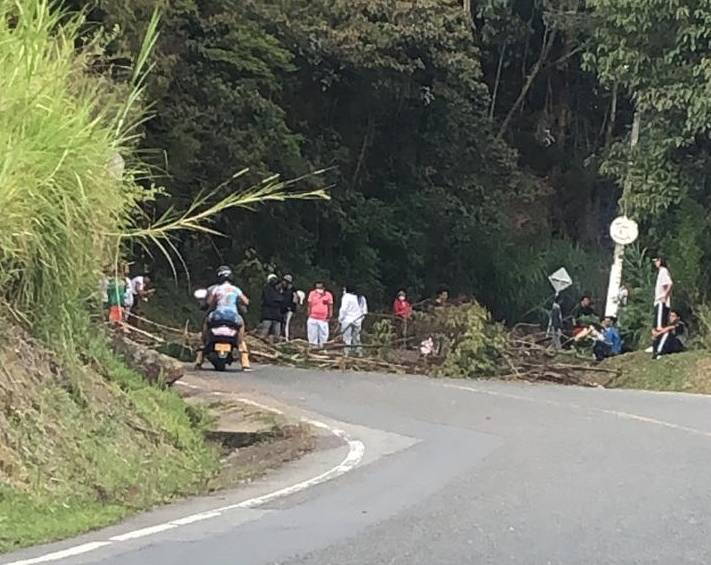 Esta es una de las barricadas que obstruye el paso por la antigua Vía al Mar, en el occidente de Medellín. FOTO: CORTESÍA.