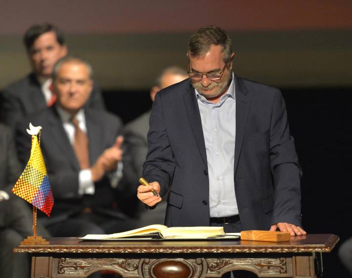 El balígrafo volvió a ser el instrumento con el que Santos y Timochenko firmaron el nuevo acuerdo. FOTO AFP