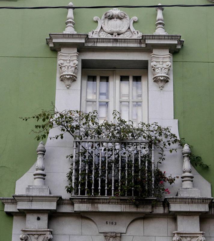 La mayoría de esos negocios colindan con algunas casas de las familias que se resisten a irse.