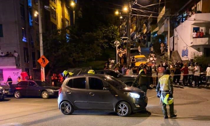 Así fue la escena del crimen en el barrio La Piñuela de Medellín, donde el pasado 5 de julio le dispararon al comerciante Juan Fernando Estrada Correa. FOTO: Cortesía de Guardianes Antioquia.
