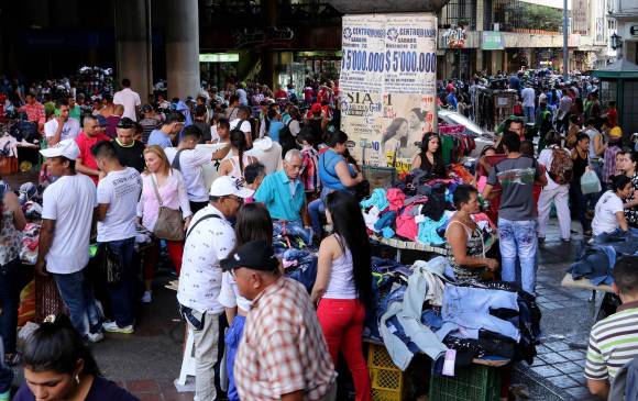 Unos diez mil venteros ambulantes que laboran en las calles del Centro sufren la peor parte de las fuertes temperaturas, que por estos días han alcanzado los 34 grados. FOTO donaldo zuluaga