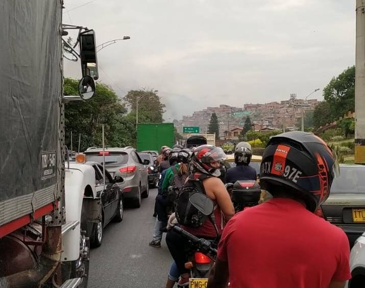 Manifestantes bloquean el puente de la Madre Laura